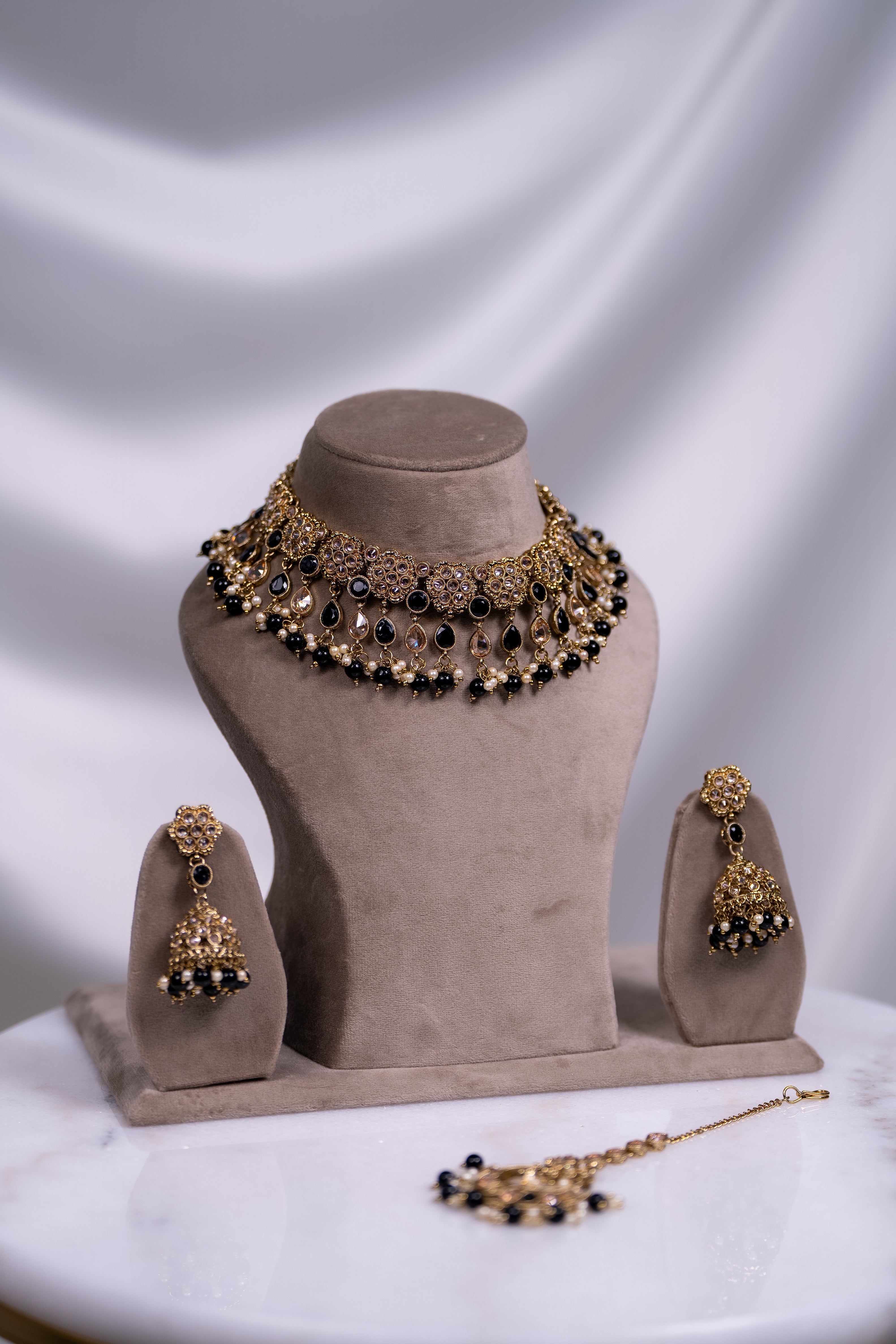 Avni Necklace Set